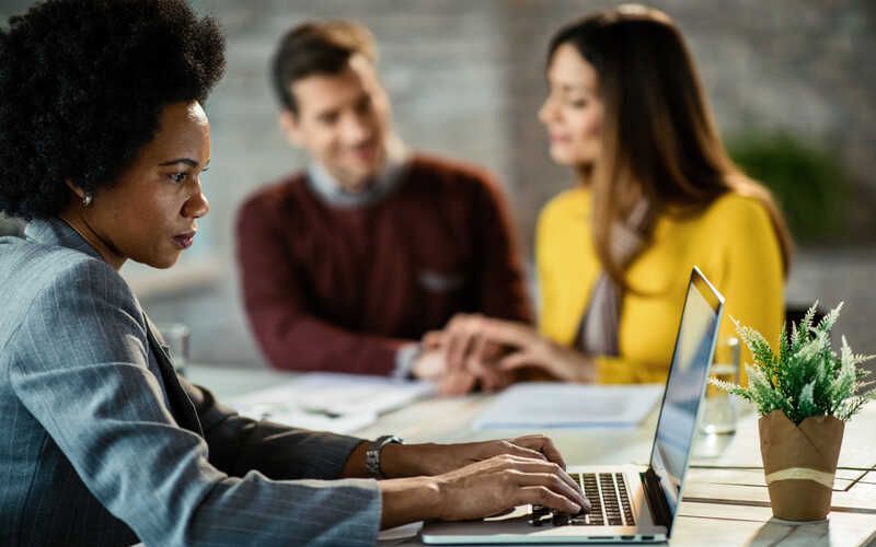 Locar notebooks para times de produto e UX: performance, testes e segurança no mesmo pacote