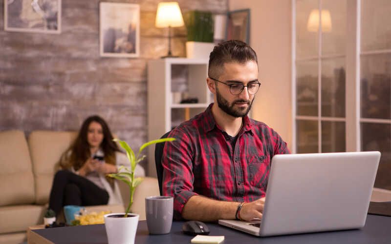 Locação de notebooks em modelos híbridos: equilibrando escritório, casa e cliente